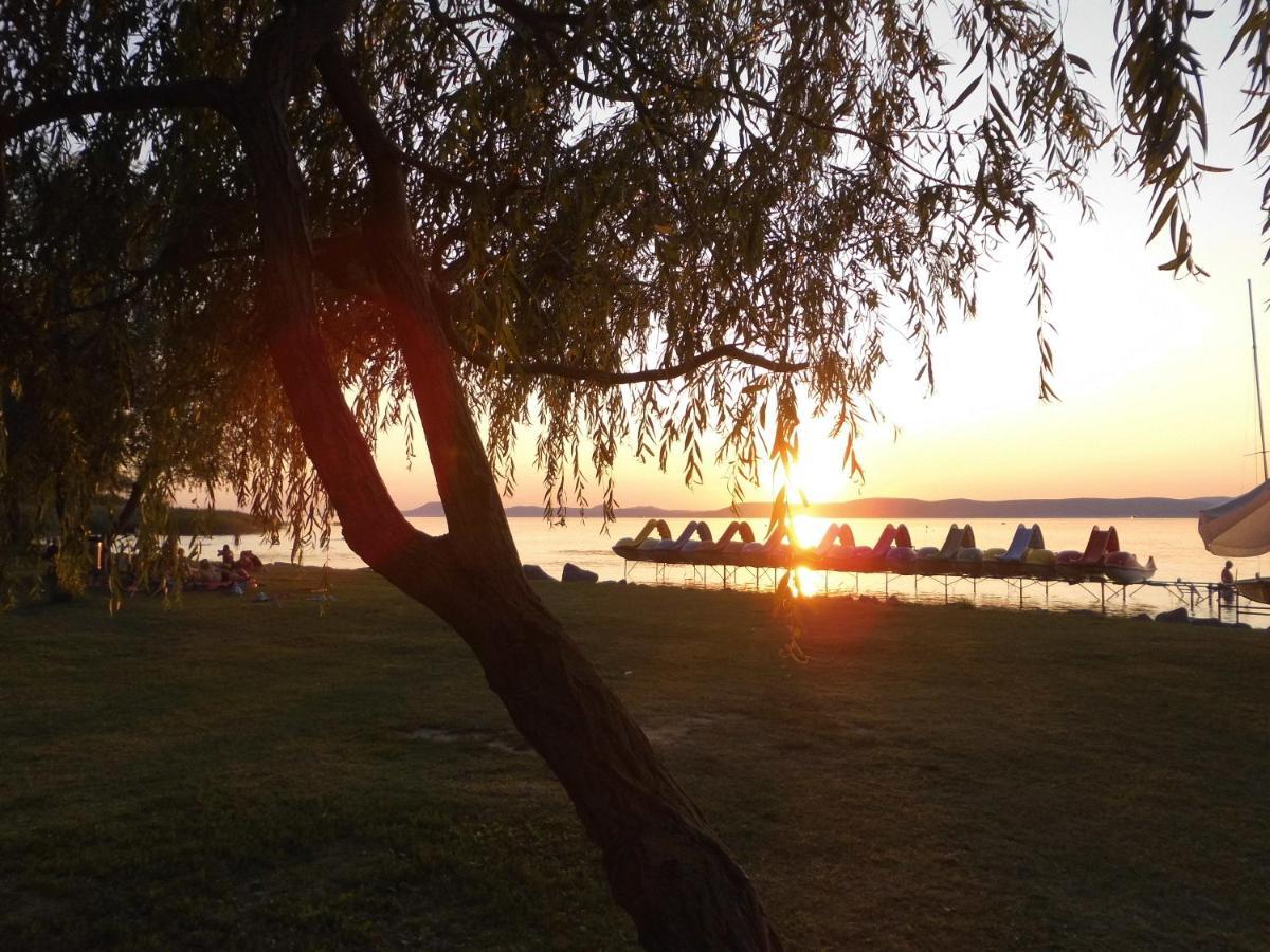 Kenge Apartmanok Balatonszárszó エクステリア 写真